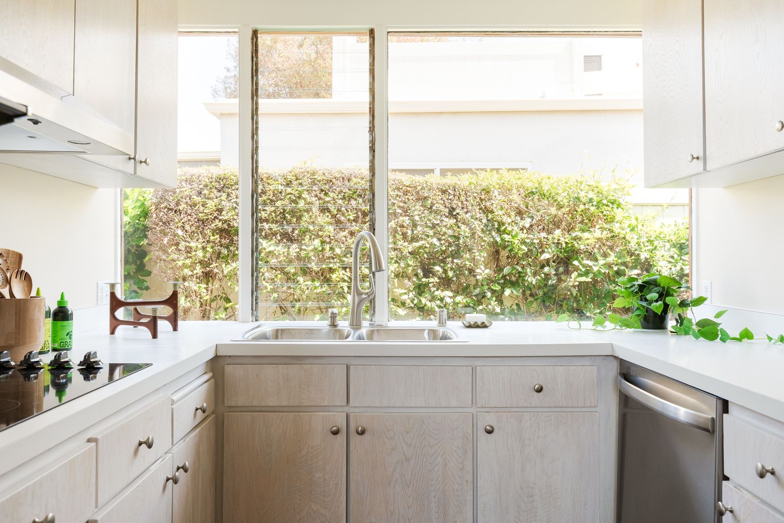 Photo 7 of 12 in For $1.5M, You Can Pick Up a Pair of Midcentury Homes in Long Beach