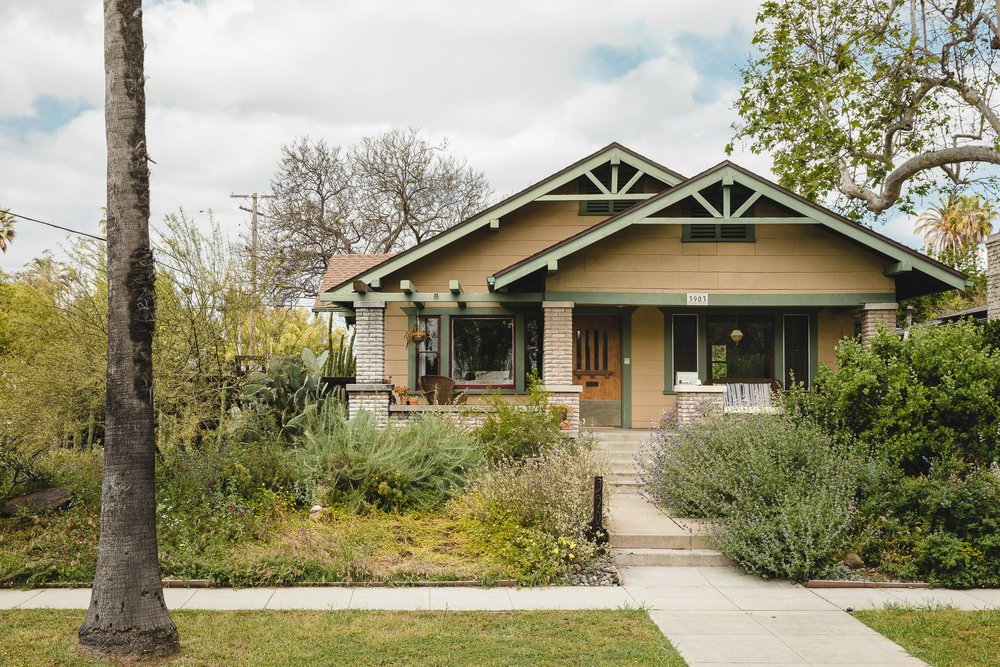 A 2-bedroom California bungalow amid the mansions of Los Cerritos